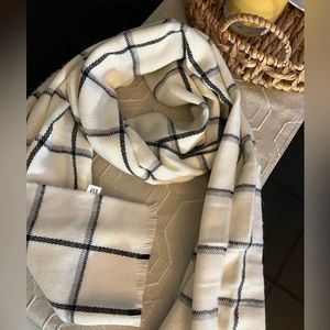 GAP Cozy plaid Fringe Scarf/Wrap